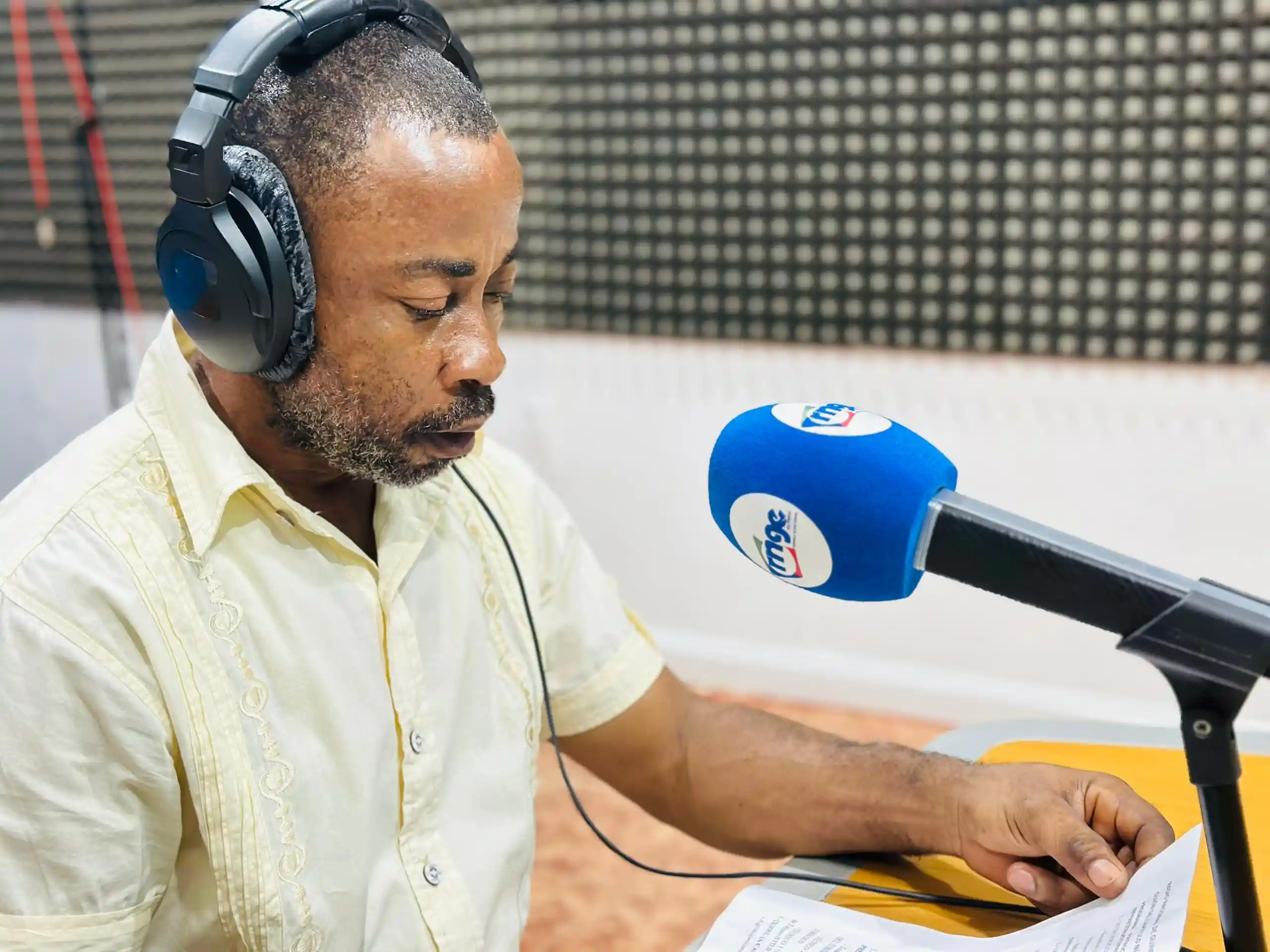 Imagen de hombre comentando en la radio. Imagen de: www.freepik.com